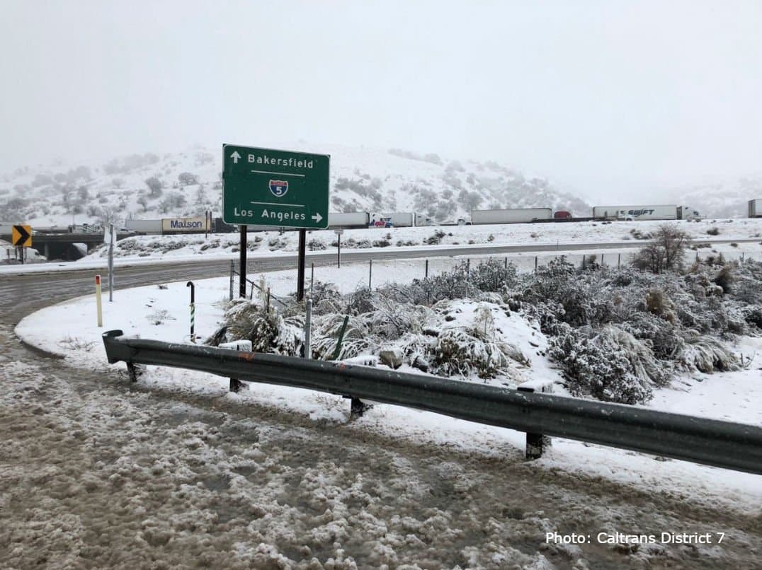 Reabren autopista Interestatal 5 en sentido norte, luego de los trabajos de mantenimiento tras la nevada que cubrió la vía, este domingo. Es la segunda vez durante el mes, que la arteria central es clausurada por fuertes nevadas.