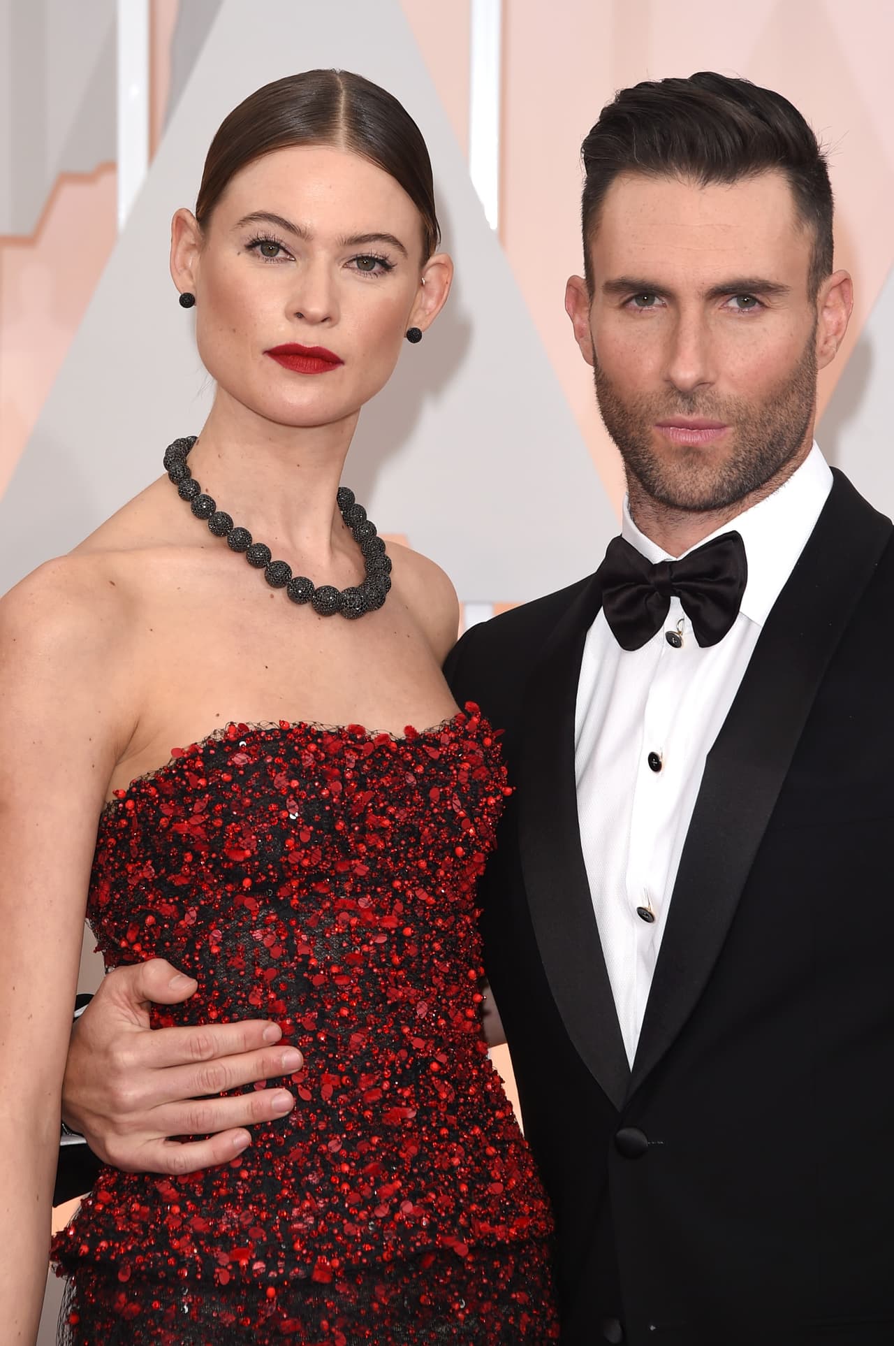 <b>Adam Levine</b> y 
<b>Behati Prinsloo</b> terminaron su relación en 2013 tras un año de romance.