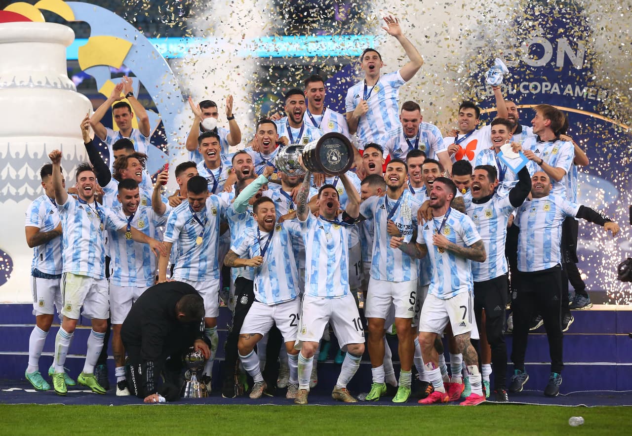 Argentina se impuso este sábado por 1-0 a Brasil en la final de la Copa América con gol de Ángel Di María en el estadio Maracaná de Río de Janeiro y, con su decimoquinto trofeo continental, puso fin a un ayuno de 28 años sin títulos.