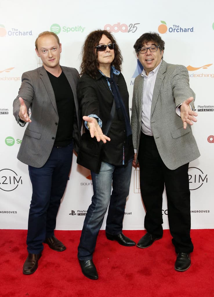 Alan Merrill (medio) fue el autor del éxito 'I love rock n' roll'. Falleció a los 69 años el 30 de marzo, después de haberse contagiado con el virus.