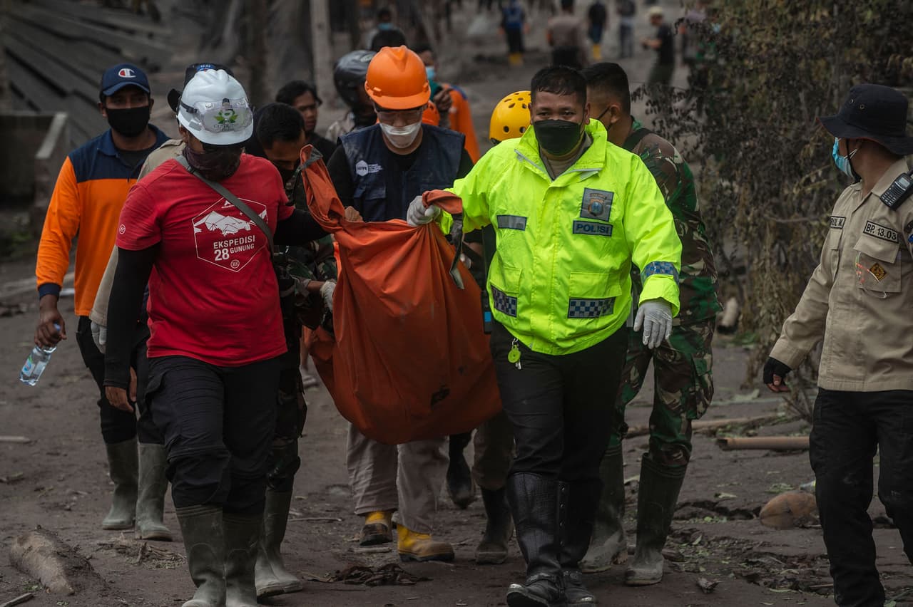 Los equipos de rescate recuperaron el lunes dos cuerpos más en la aldea de Sumberwuluh y otros cinco en Sapiturang, entre las aldeas más afectadas por el volcán Semeru.
