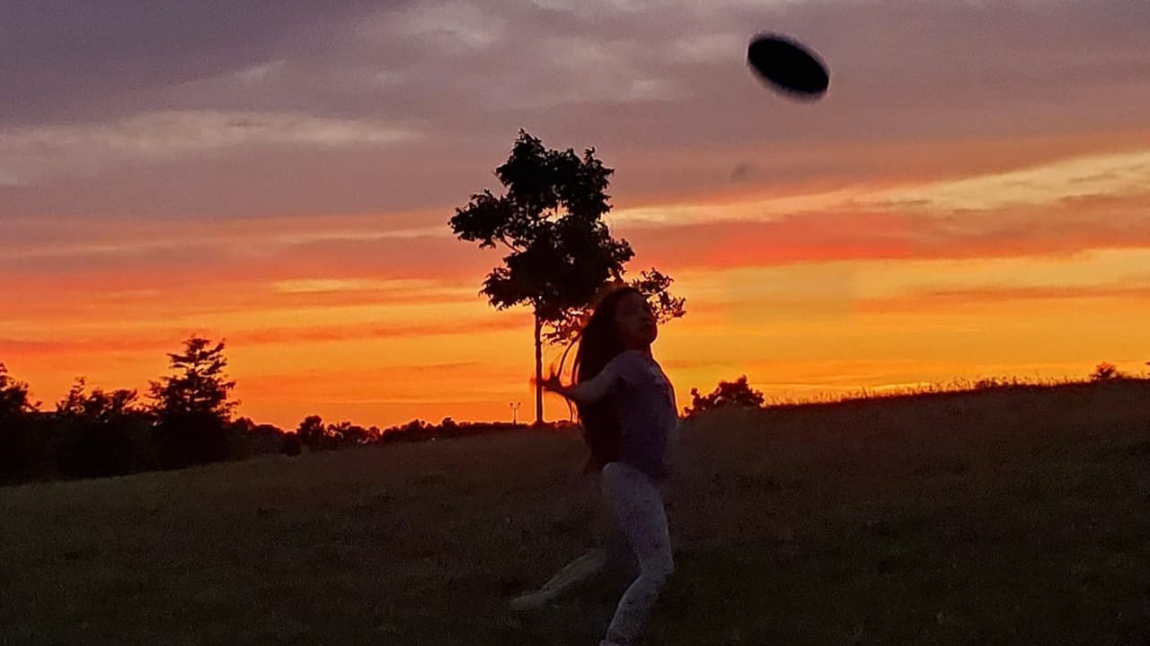 Bello atardecer jugando frisbee en Katy, Texas, una foto de Jane Nino.