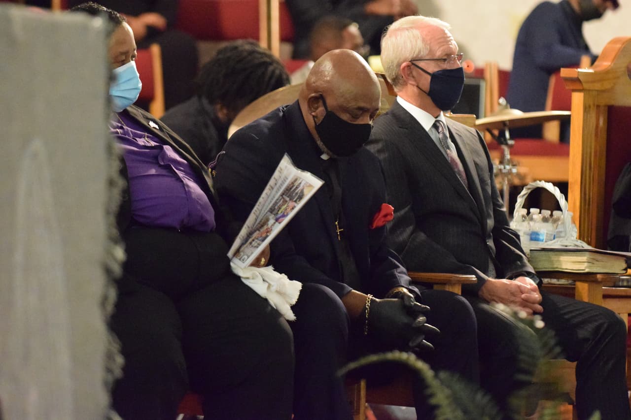 Líderes religiosos y representantes legislativos acudieron a la ceremonia.