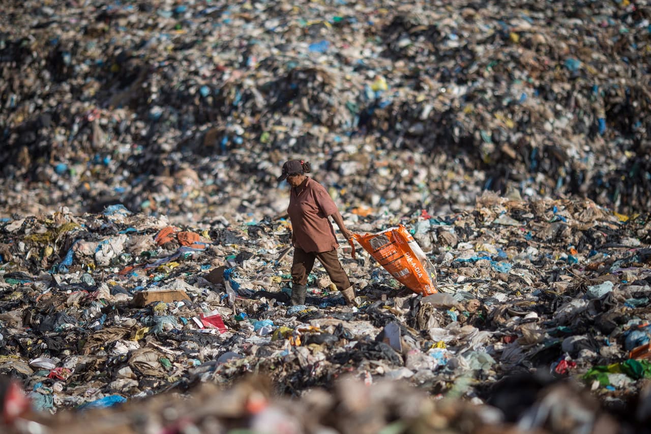 “De aquí hemos sacado nuestro sustento toda la vida, yo, mi mamá y mis hermanos”, dijo el joven recolector de basura Samuel Olivares, de 15 años, a la agencia EFE.