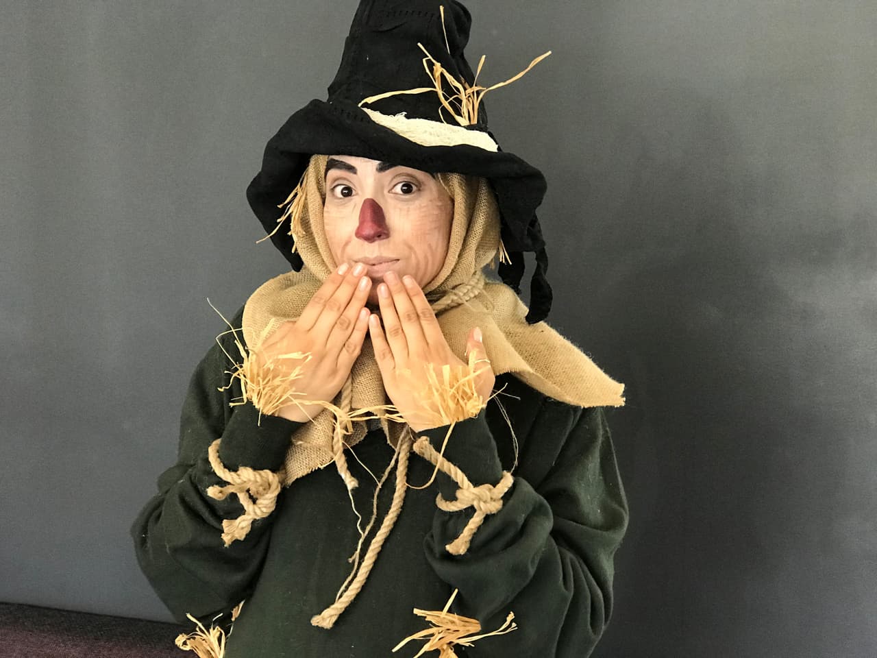 Nancy Correa, Productora de Contenido Digital de Noticias Univision 14, se disfrazó este año del espantapájaros de la icónica película 'El Mago de Oz' que se estrenó en el año 1939.