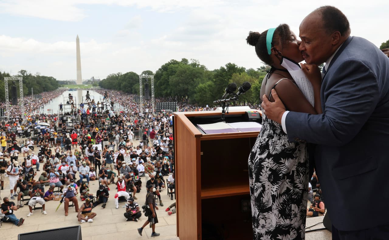 La multitud con distancia social frente al monumento a Lincoln. En primer plano Martin Luther King III y Yolanda Renee King, nieta de Martin Luther king Jr.