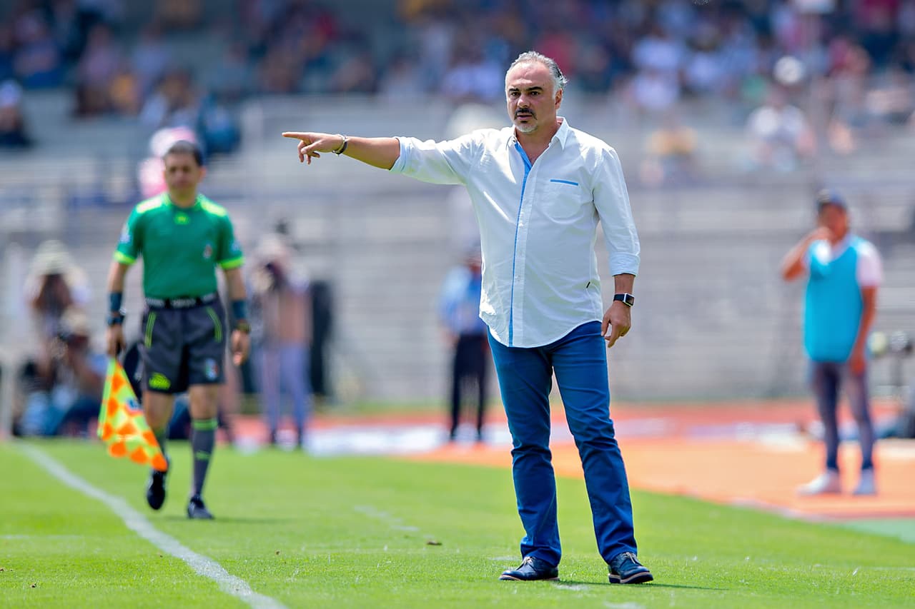 Guillermo Vázquez renovó contrato con los Pumas