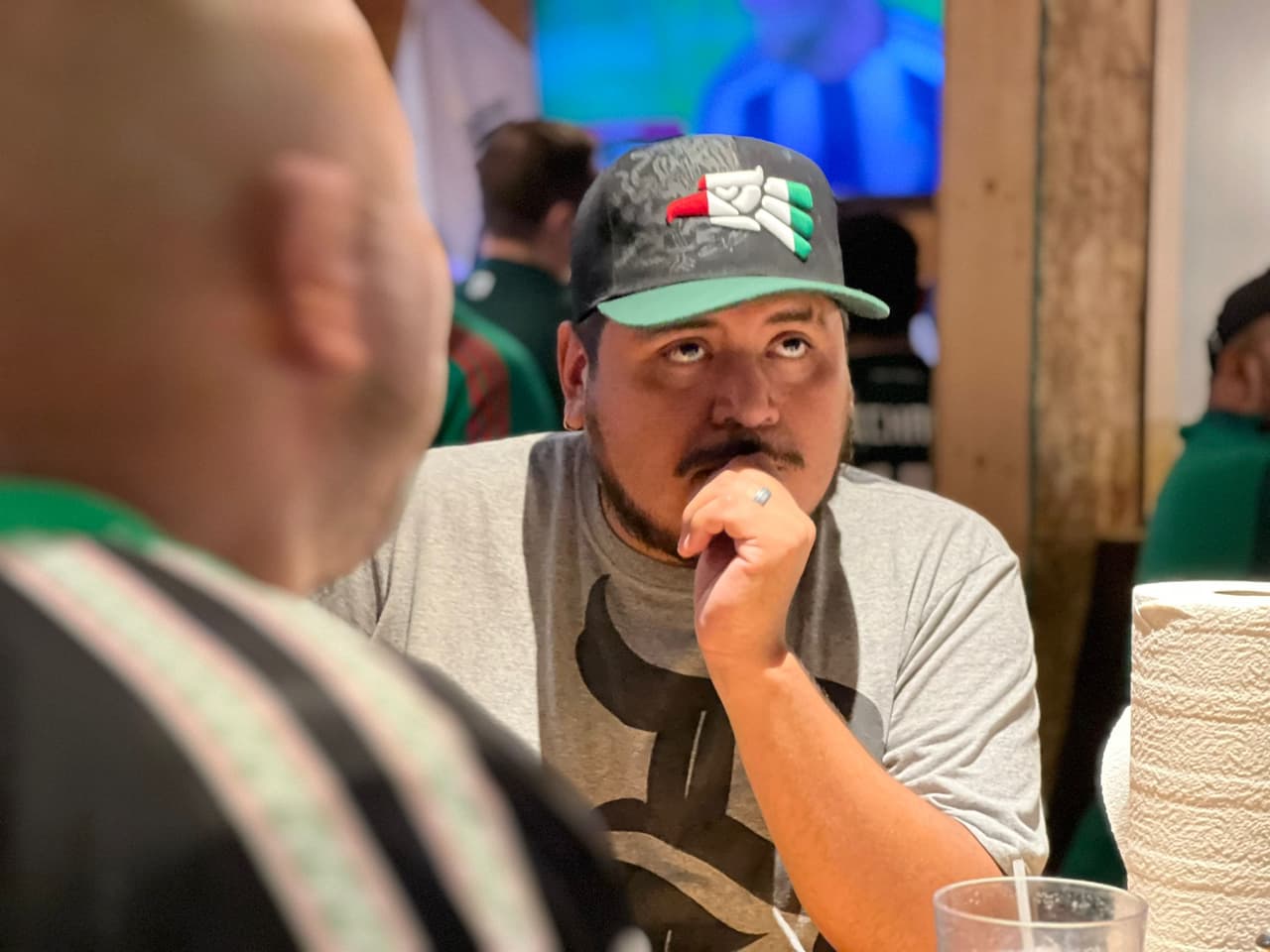 La afición mexicana se muestra nerviosa por el resultado del partido contra Argentina.