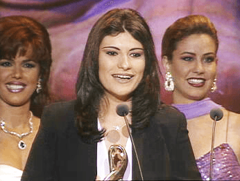 “Yo no tenía maquillador o estilista, me hice todo yo misma”, confesó la estrella de 43 años, quien fue a su primer Premio Lo Nuestro junto a su padre.