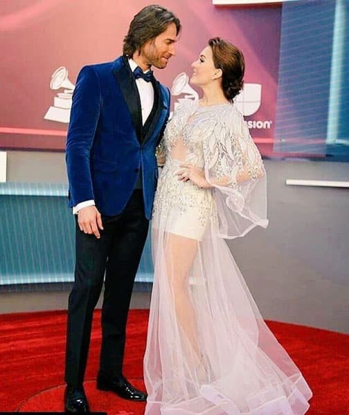 <b><a href="http://www.univision.com/temas/angelique-boyer">Angelique Boyer</a></b> y 
<b><a href="http://www.univision.com/temas/sebastian-rulli">Sebastián Rulli</a></b> son otros que encontraron el amor en los melodramas, y están a punto de cumplir 3 años de relación.