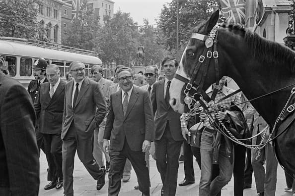 Kissinger caminando en Londres con James Callaghan, para entonces secretario de asuntos exteriores de Gran Bretaña. La foto fue tomada el 8 de julio de 1974.