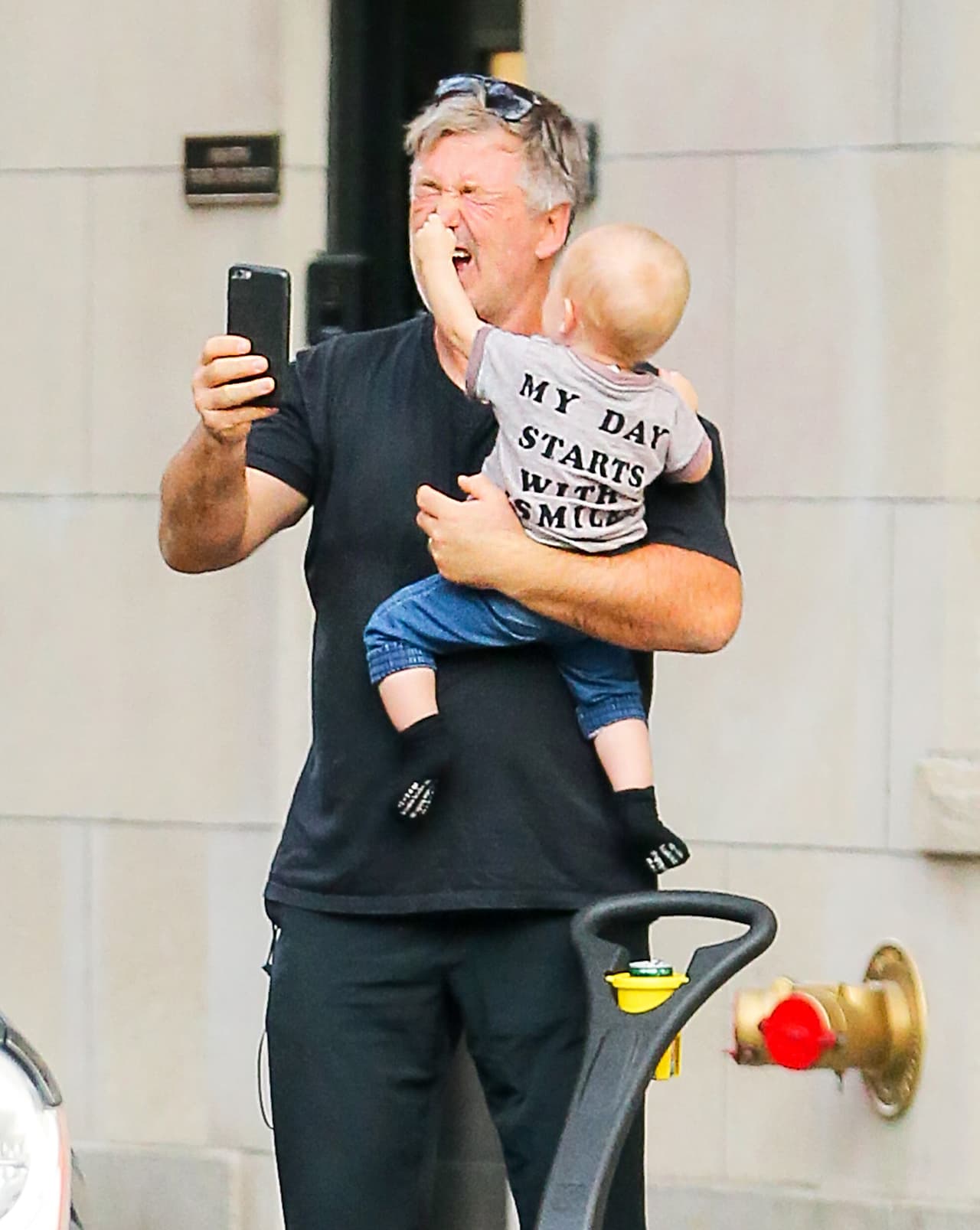 Alec no alcanzó ni a tomar la foto.