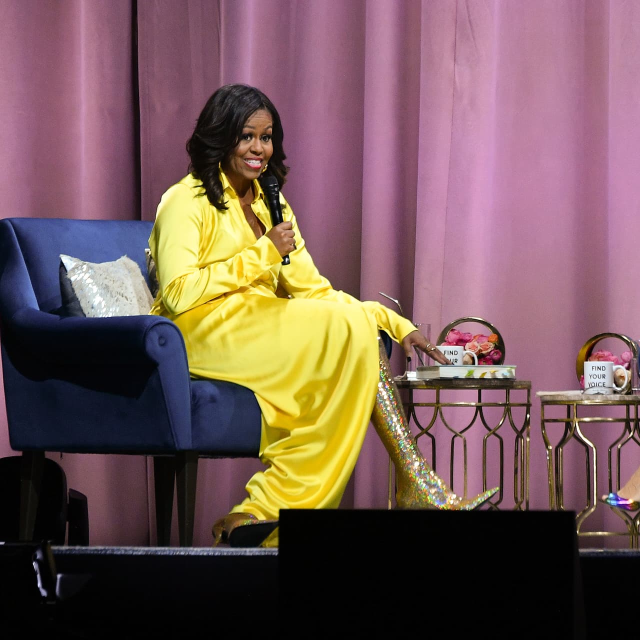 El mismo diario informa que Michelle Obama se ha atrevido a portar ese look en parte gracias al buen consejo de su asesora de imagen, Meredith Koop.