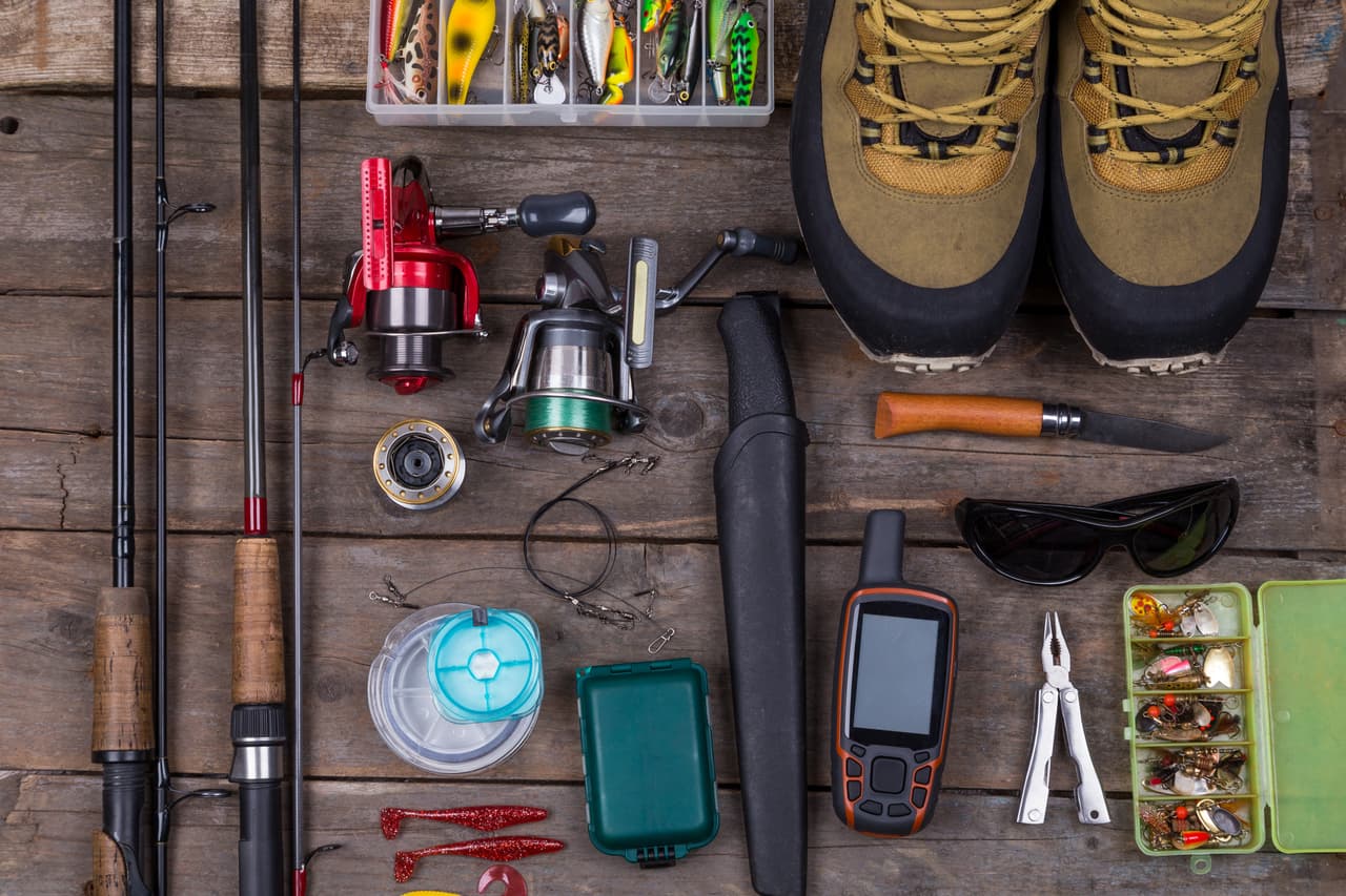 Dos equipos deportivos personales, cuatro cañas de pesca, tres deslizadores con o sin vela y sus accesorios, trofeos o reconocimientos, siempre que puedan ser transportados común y normalmente por el pasajero.