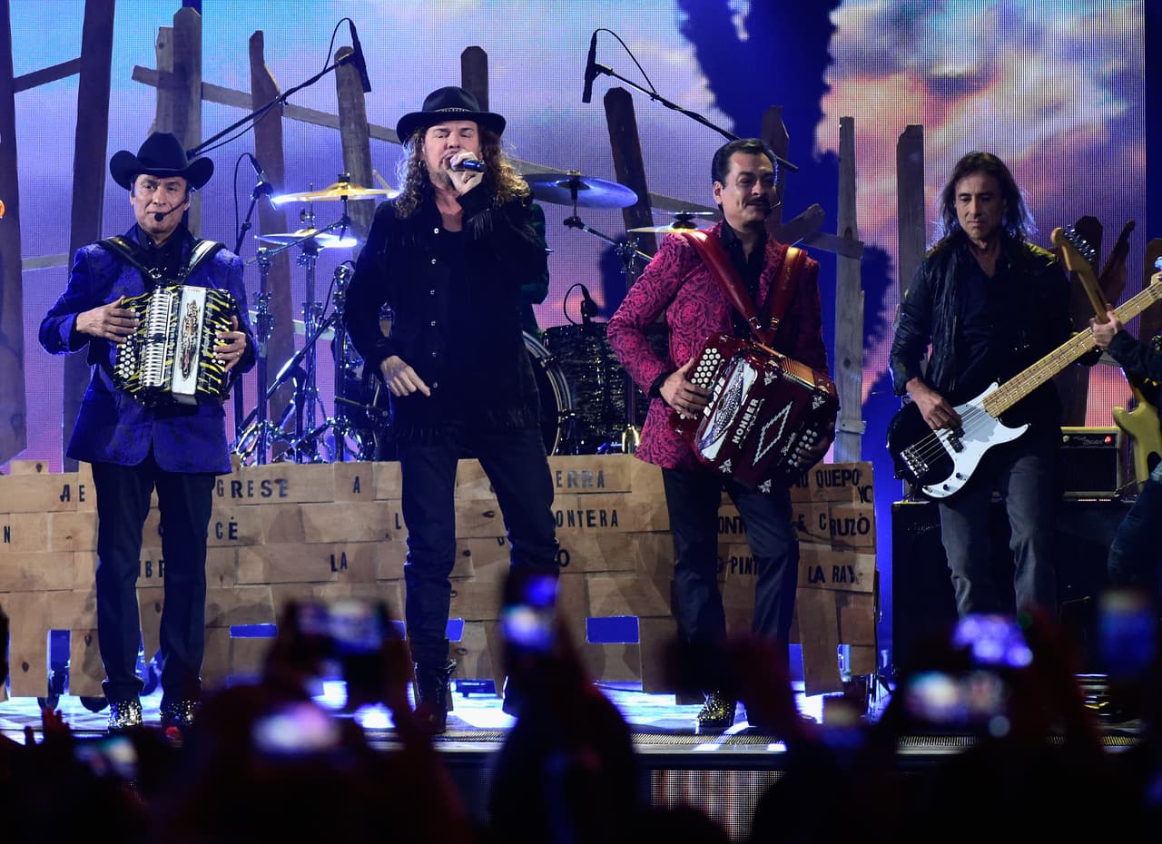 Para promover la solidaridad, Los Tigres del Norte y Maná colaboraron en el tema ‘Somos Más Americanos’ en 2015.