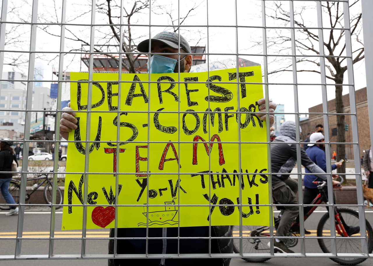En señal de apoyo, Irakli Kalarji muestra su cartel para agradecer la ayuda de la marina de los Estados Unidos al llegar esta mañana a Nueva York. 
<br>
<br>
