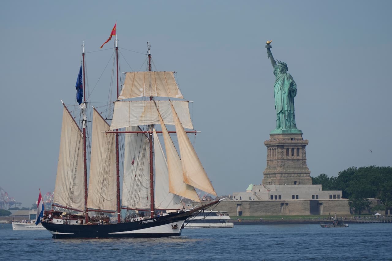 El velero holandés Oosterschelde navega frente a la Estatua de la Libertad.