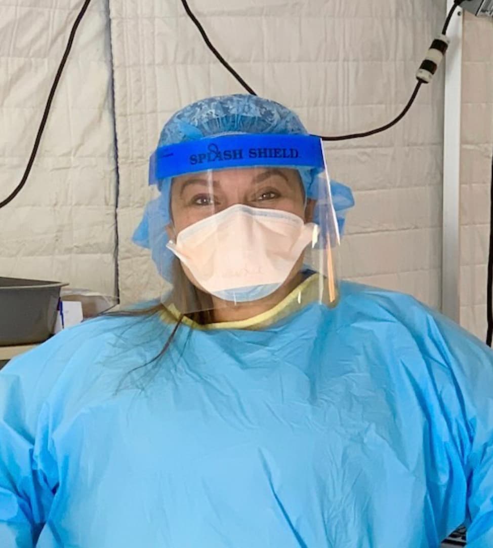 Heidie Cruz es técnico de la sala de emergencia del Hospital Glen Oaks de GlendaleHeights. Durante la pandemia dice que ha podido hacer lo que más les gusta que es ayudar al prójimo, en este caso a pacientes con covid-19.