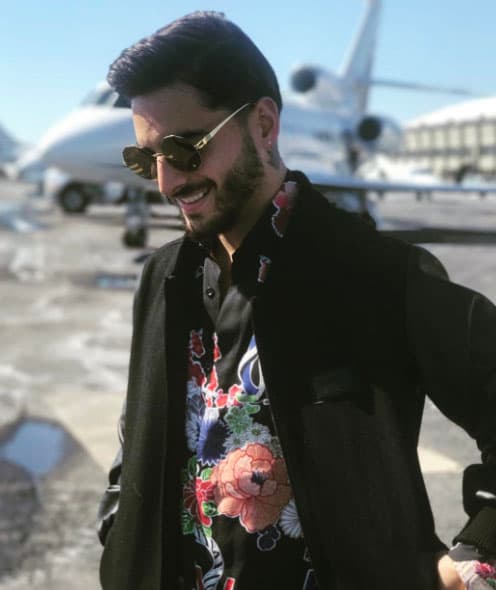 De repente lo peinaba de lado pero era evidente que ya no lo traía tan corto como en el inicio de su carrera.