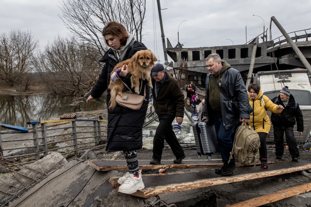 Esta mujer se lleva su perro al escapar de una cuidad bombardeada por tropas rusas. Mira también: 
<a href="https://www.univision.com/noticias/voluntarios-de-varias-partes-del-mundo-hacen-fila-para-unirse-al-ejercito-ucraniano-video">Voluntarios del extranjero hacen fila para unirse al ejército ucraniano.</a>