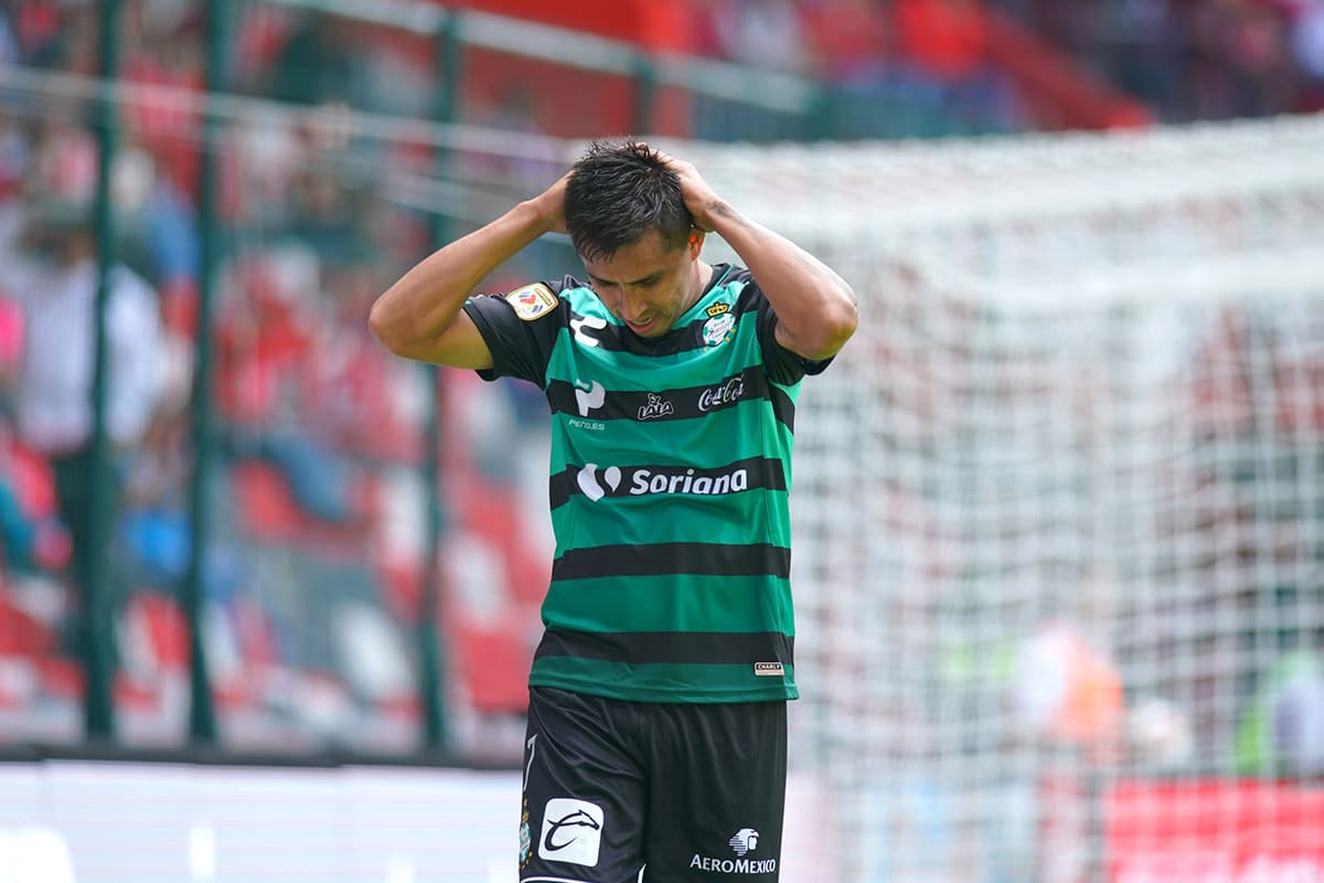 El mediocampista de Santos Jesús Isijara no logró concretar las oportunidades que tuvo ante el arco.