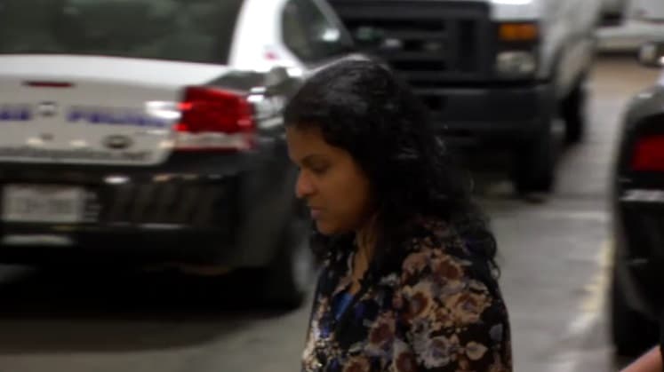 Sini Mathews a su llegada a la cárcel de Dallas.