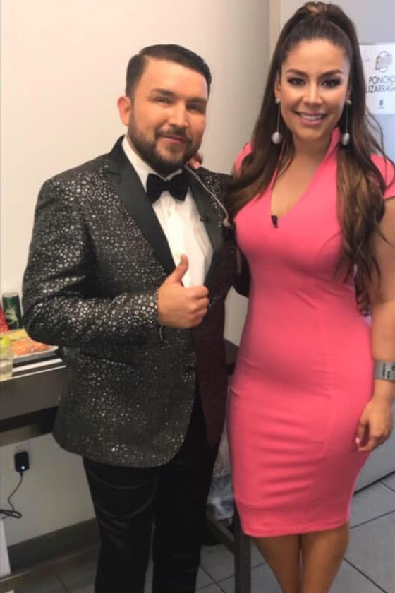 ¡Pero qué elegancia! Vestida de color rosado y a la par de 
<a href="http://www.univision.com/temas/banda-el-recodo">Poncho Lizárraga</a>.