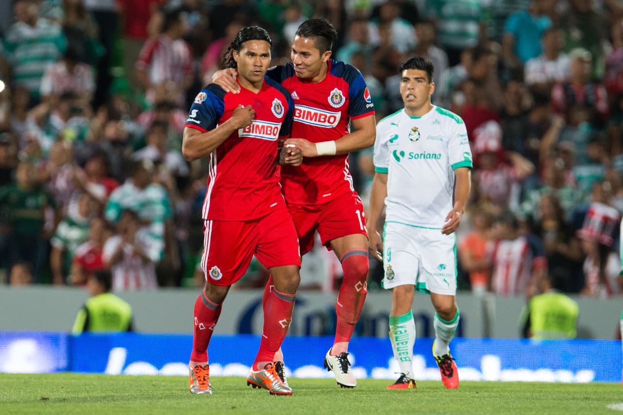 Chivas derrotó a Santos con lo mínimo pero confirmó aspiraciones al campeonato