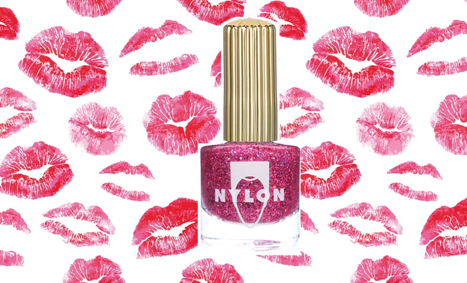 15. SECOND BASE, Floss Gloss, 
<a href="http://flossgloss.com/products/second-base">Floss Gloss</a>, $8 dólares | Sabemos que su nombre no necesita explicación...El año pasado crearon este tono frambuesa con brillos para festejar los 
<i>sweet sixteen</i> de la revista Nylon. El color rosado del barniz es un homenaje al logo de la revista.