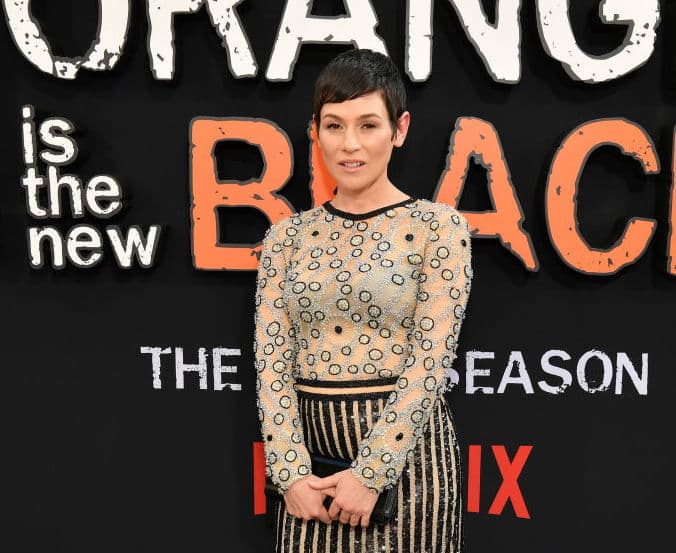 Yael Stone, la actriz que renunció a su 'green card' para combatir el cambio climático