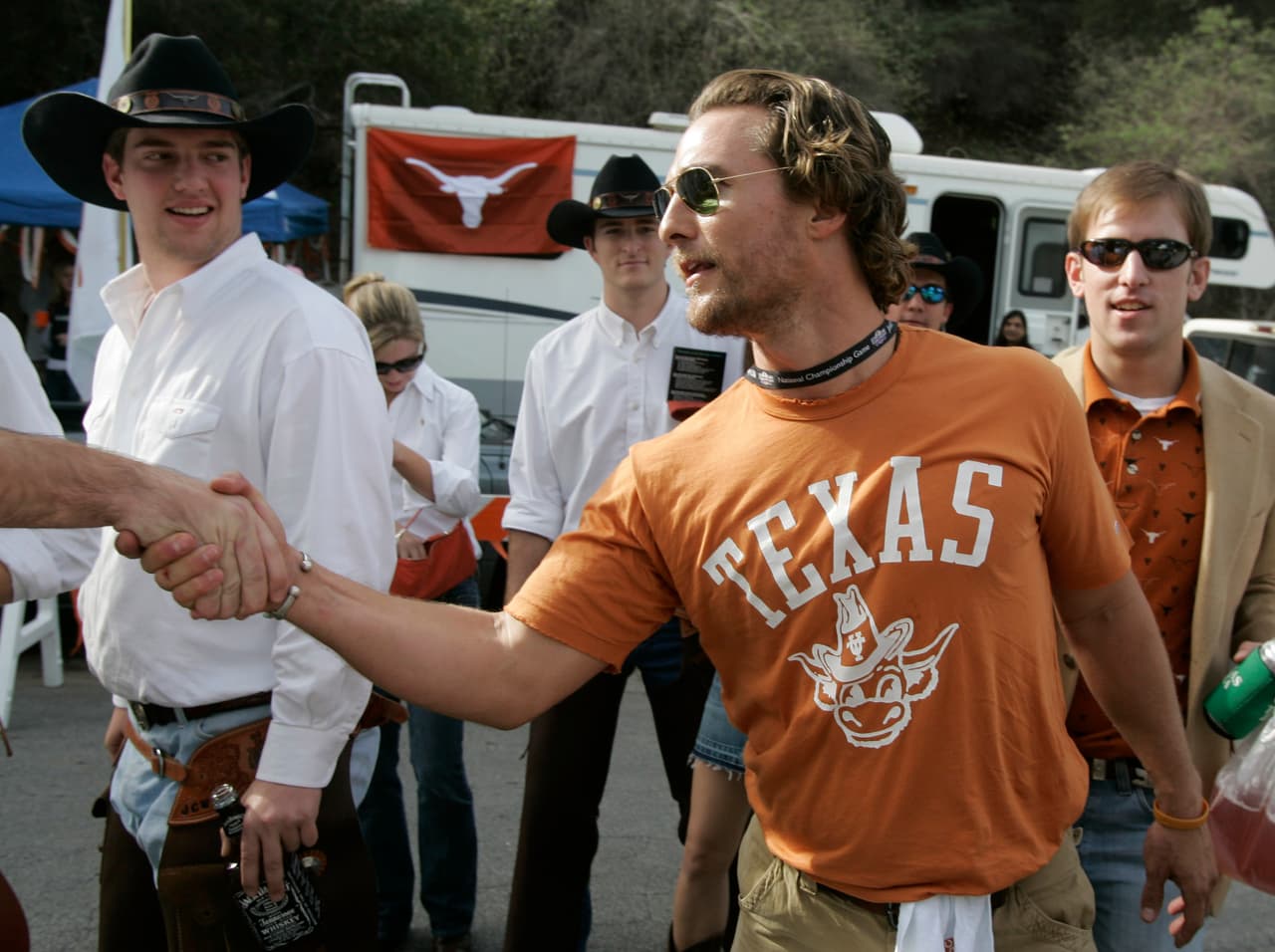 El actor Matthew McConaughey sorprendió a propios y extraños cuando no descartó buscar la gobernatura de su estado natal en una entrevista 
<a href="https://hughhewitt.com/matthew-mcconnaughey-on-green-lights-the-encore-interview/" target="_blank">en el programa radiofónico de Hugh Hewitt</a>, en que dijo que opina que la política necesita "redefinirse" y que "por ahora" no es un momento para pensar en el puesto. McConaughey no ha dicho por cuál partido se presentaría, pero de acuerdo con la charla que mantuvo con Hewitt, aceptó que es considerado como de "centro-derecha".