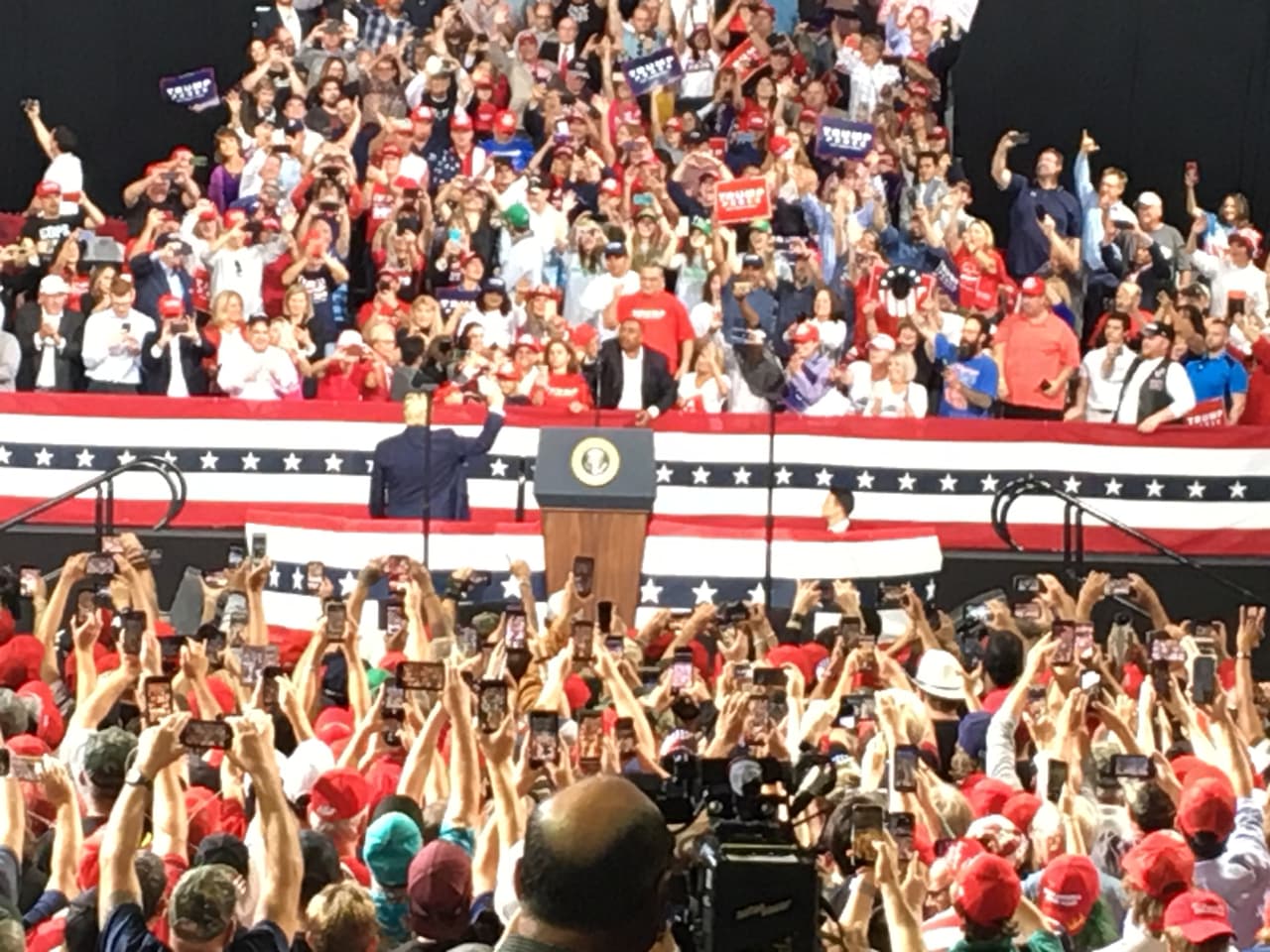 El presidente de Estados Unidos 
<a href="https://www.univision.com/local/arizona-ktvw/ataques-a-los-democratas-promesas-sobre-el-muro-fronterizo-y-rechazo-a-las-ciudades-santuario-asi-fue-la-visita-de-trump-a-phoenix?35345" target="_blank">se mostró muy confiado en que Arizona</a> será un estado que lo respaldará porque, según él, los demócratas buscan que "extranjeros" y "criminales" crucen la frontera de Estados Unidos sin ninguna precaución: "Quieren dejar que cualquier persona de todo el mundo cruce la frontera".
<br>