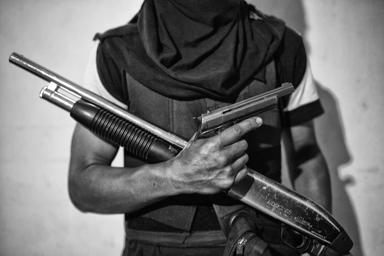 'El Jhonny' posa con sus armas para la fotografía.