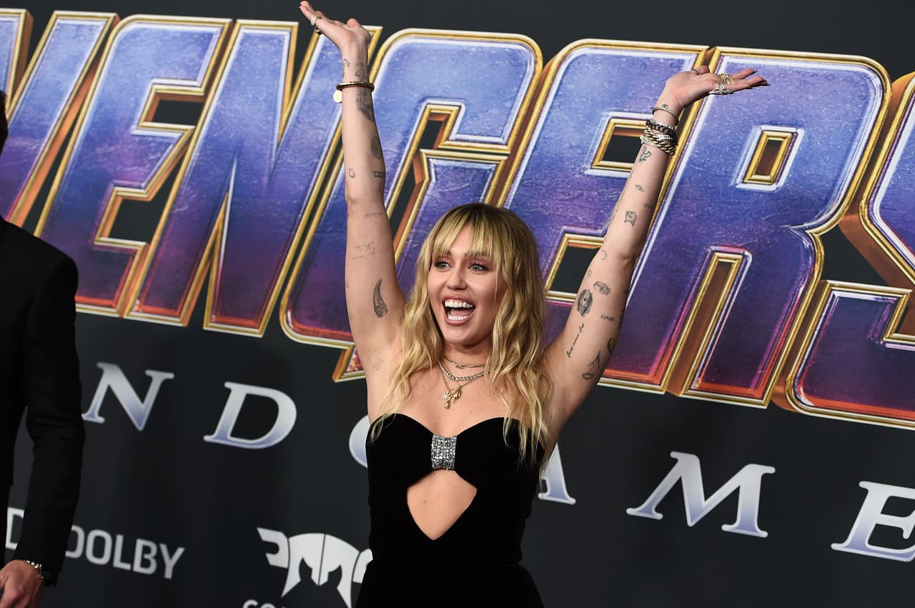<b>Miley Cyrus.</b> Sellaría su participación en los Illuminati con el tatuaje de Leonardo Da Vinci -un supuesto miembro sobresaliente- que lleva con ella.