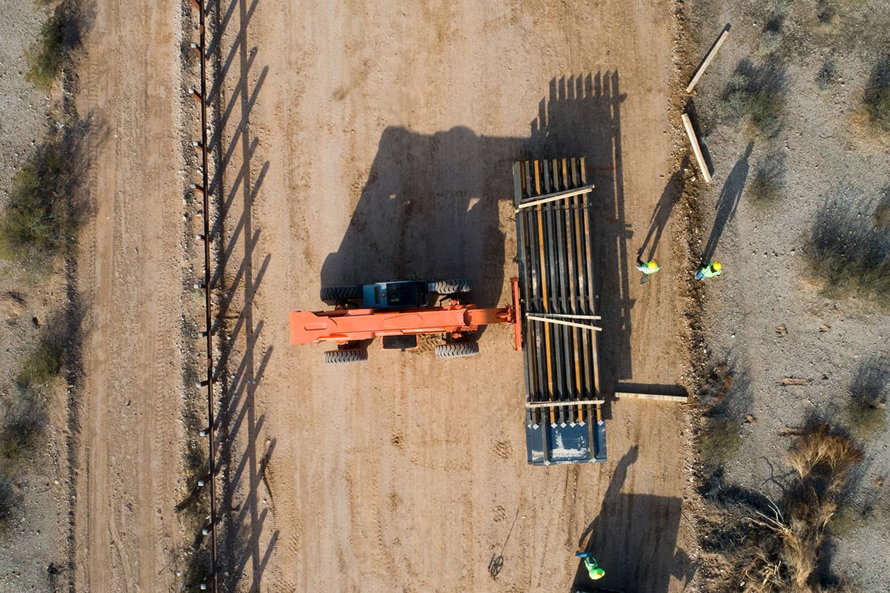 “El reemplazo de la valla significa además nuevos caminos, maquinaria, ruido, trabajadores, patrulla fronteriza. Cuando eso pasa los animales se alejan. Una zona de una gran riqueza natural comienza a estar contaminada”.