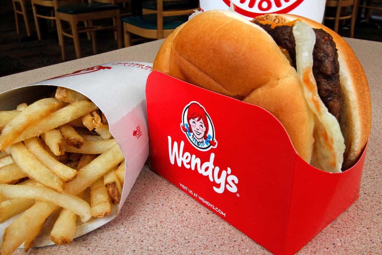 <b>Wendy’s. Calificación: D-. </b>Tiene 5,769 restaurantes en EEUU y sus ventas en 2017 fueron de 9,310 millones de dólares.
<a href="https://www.wendys.com/animal-antibiotic-use-policy."><u>Tiene una política de uso de antibióticos disponible</u></a> que fue auditada de manera independiente y sí respondió cuestionario enviado por los investigadores. Logró 37 puntos de 100 en la evaluación.