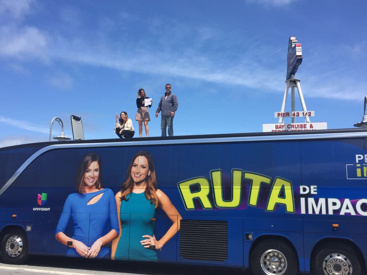 Michelle y Pamela sobre el autobús con uno de nuestros técnicos.