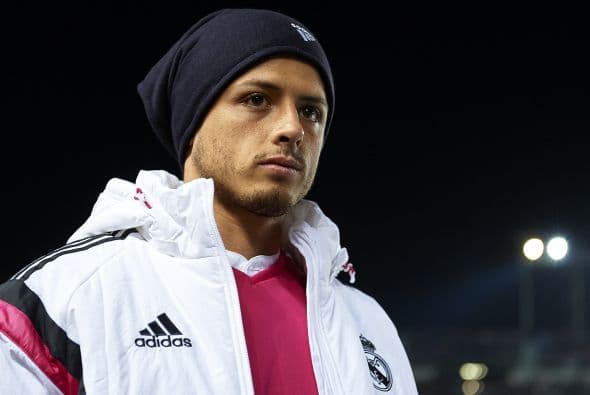 El delantero mexicano cayó rendido ante los encantos de la reportera de deportes.