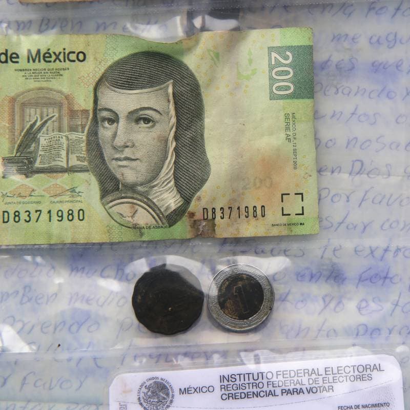 Pertenencias de migrantes en el desierto.