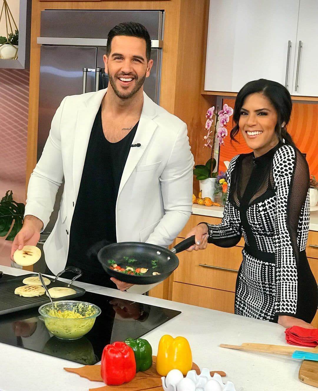 Fran vistió otro 'outfit' a cuadros esta semana, en este vestido entallado se combina el estampado blanco y negro con transparecias en negro.