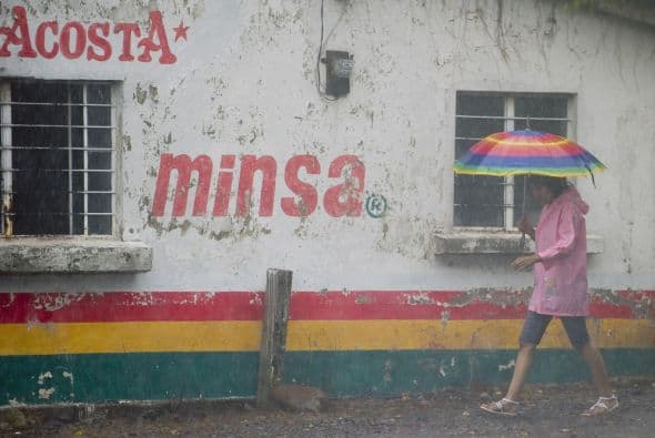 "'Karl' es un huracán intenso categoría 3 el cuál se acerca peligrosamente a la costa central de Veracruz", el cual presenta una "fuerte banda nubosa sobre zonas marítimas y costeras e inclusive tierra adentro del centro y sur de Veracruz, manteniendo potencial de lluvias intensas a torrenciales", indicó Protección Civil en su último informe.