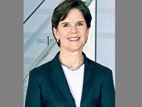 65.- PHEBE NOVAKOVIC. Es la CEO de General Dynamics, un conglomerado de empresas de equipamiento militar en EEUU. Tiene 56 años.