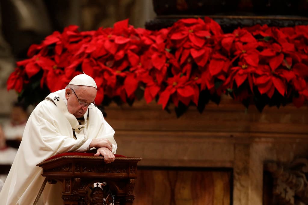 En misa de Nochebuena, el papa Francisco pide dejar el materialismo