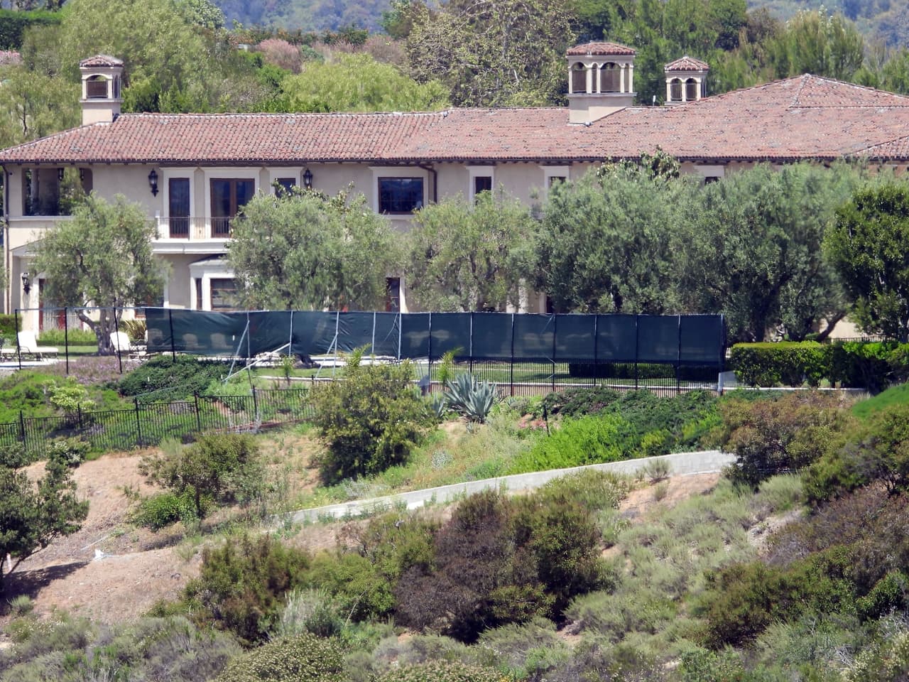 Reportes periodísticos han señalado que los Sussex solo están de manera temporal en esa residencia y que se encuentran 
<b><a href="https://www.univision.com/famosos/esta-es-la-lujosa-mansion-a-la-que-podrian-mudarse-meghan-markle-y-harry-con-apartamento-para-la-mama-de-la-actriz-fotos" target="_blank">en búsqueda de una casa</a> </b>en la que puedan vivir de manera permanente. 
<br>