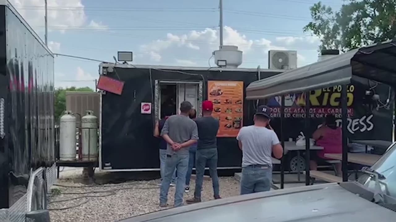 Las imágenes de vigilancia muestran a los hombres entrando en un camión de comida en el norte de Austin y en un camión de comida en el sur de Austin en las primeras horas de la mañana del 7 de junio, según un comunicado de la Policía.