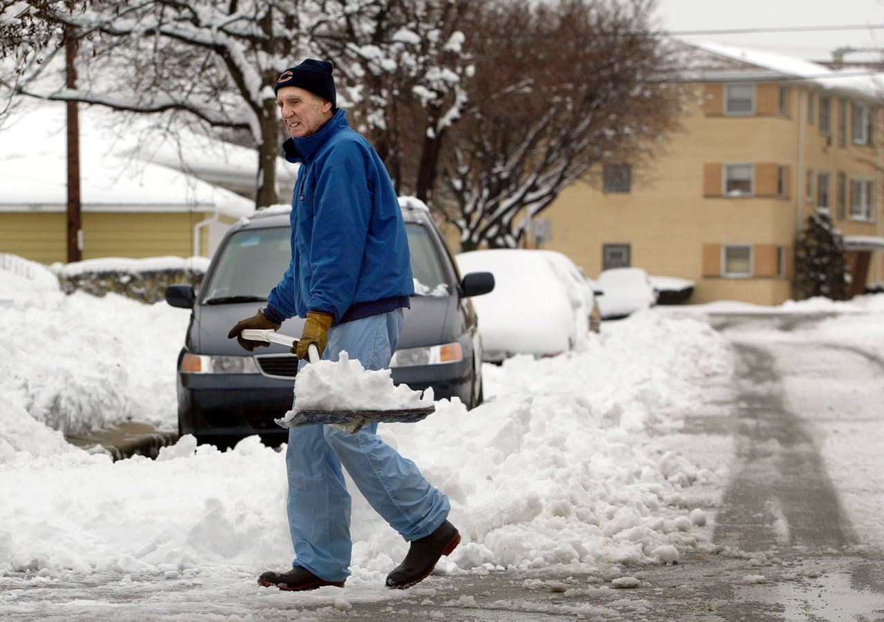 Un hombre quita la nieve cerca de su casa en Chicago el 31 de enero de 2002.