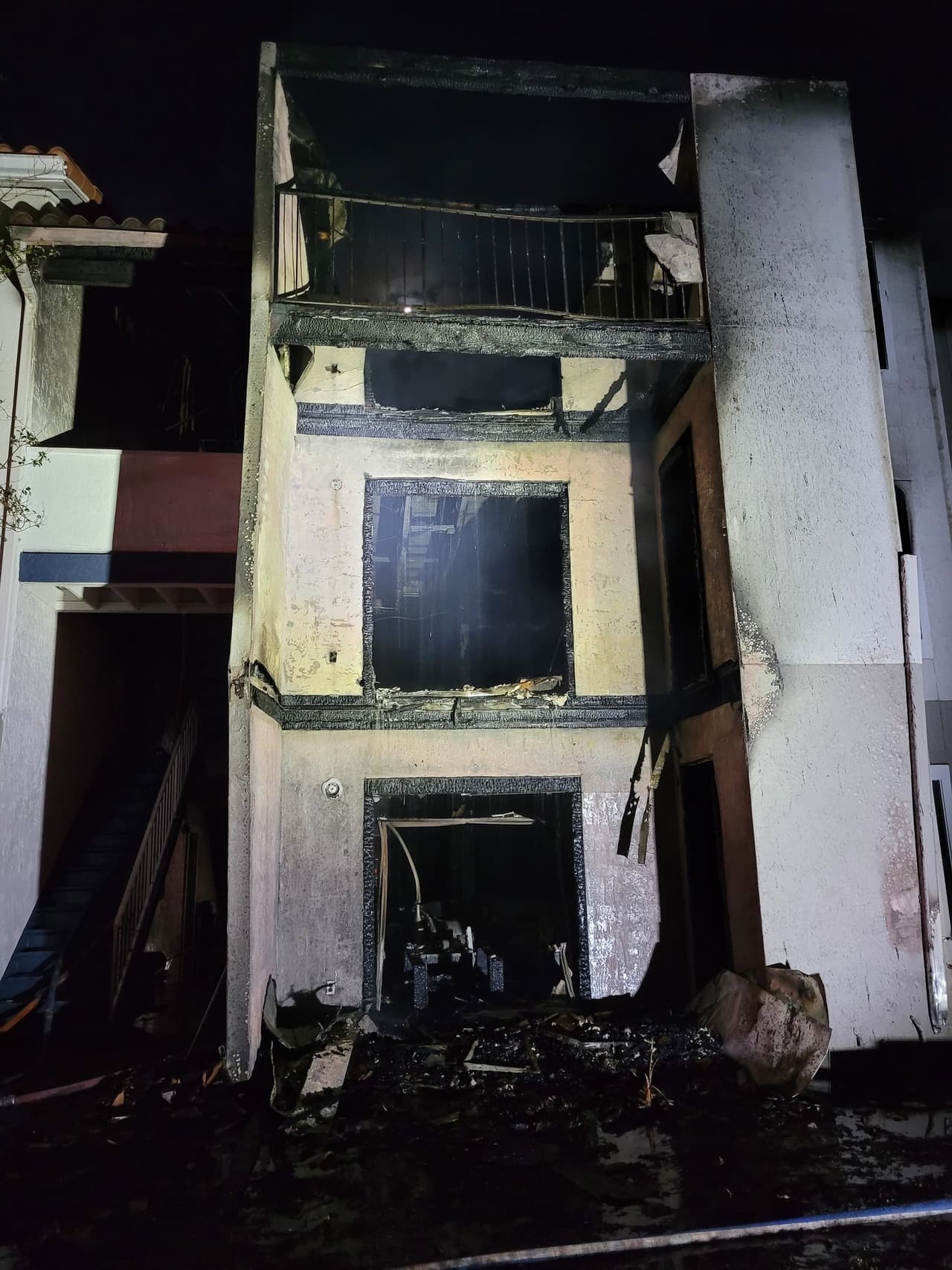 Así quedaron algunos edificios del condominio Isles at East Millenia en Orlando, donde vivía Sophia y su madre tras el incendio la madrugada del sábado.