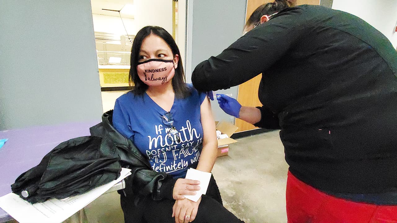 Vacunan contra el coronavirus a los primeros 200 maestros del Valle Central