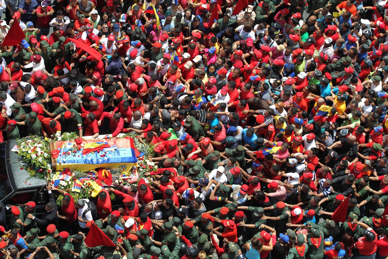 <b>La muerte.</b> El 5 de marzo de 2013 murió Hugo Chávez. Fue trasladado de Cuba a Venezuela luego del fracaso del tratamiento y falleció en el hospital militar de la capital de Venezuela. Los funerales de Estado duraron 10 días.