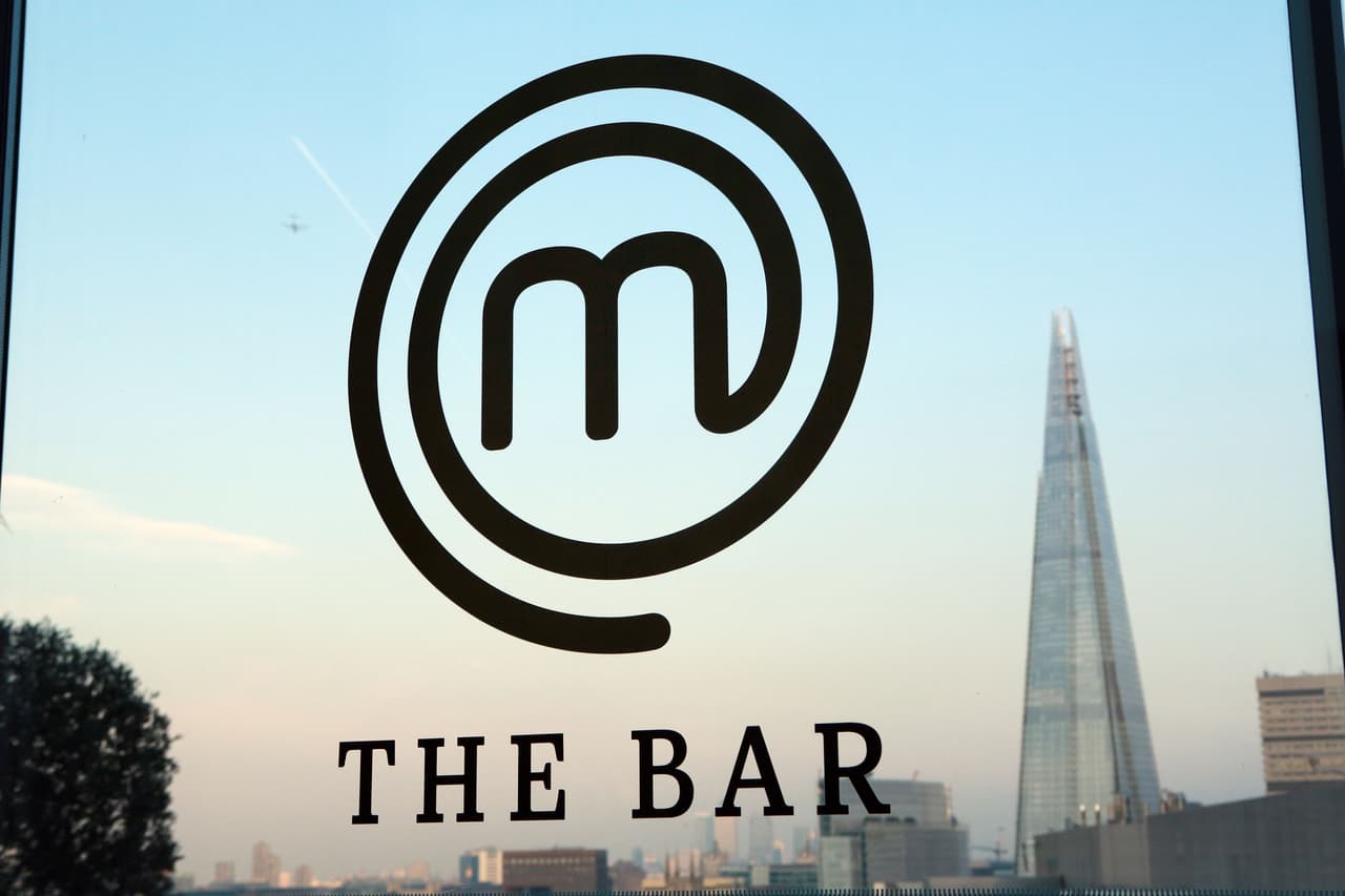 Uno de ellos era la esperada final del reality show de cocina 'MasterChef', cuya transmisión estaba programada la noche del pasado viernes y tuvo que posponerse para dar paso a la programación especial referente al esposo de la monarca. 
<br>